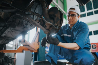 brake disc, car, repairing, mechanic, men, one person, working, day, business, own business, small business, employer, employee